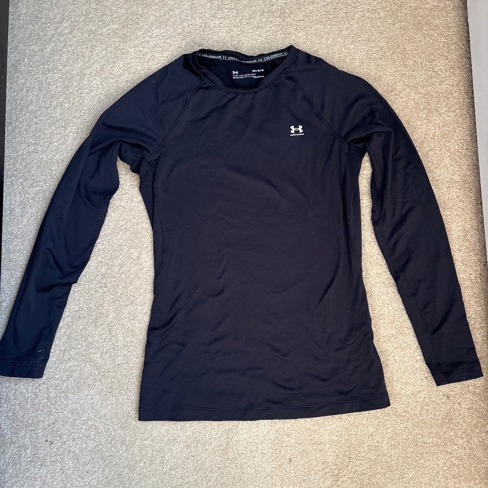 Long sleeve under armor shirt.